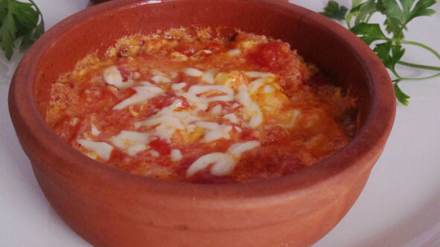 Kahvaltının Vazgeçilmezi: Güveçte Kaşarlı Menemen