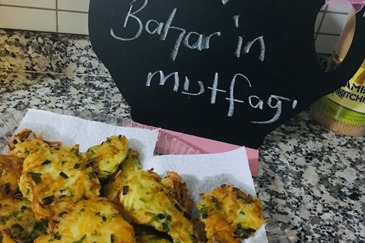 Yemelere Doyum Olmayacak: Soğanlı Patatesli Mücver