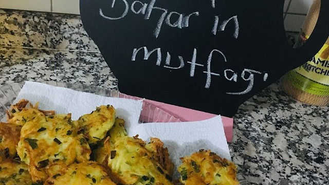 Yemelere Doyum Olmayacak: Soğanlı Patatesli Mücver