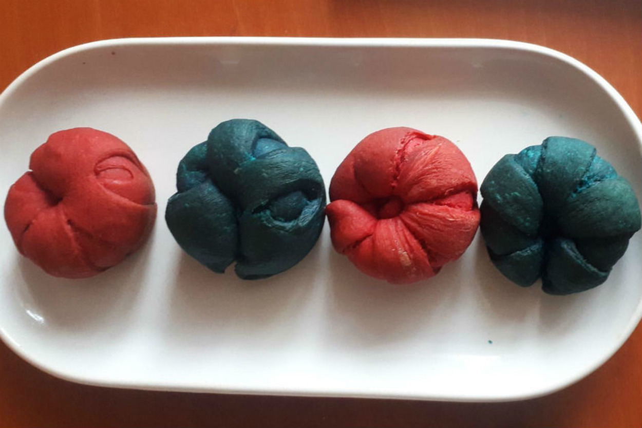 Renk Geldi: Muffin Kalıbında Renkli Poğaça