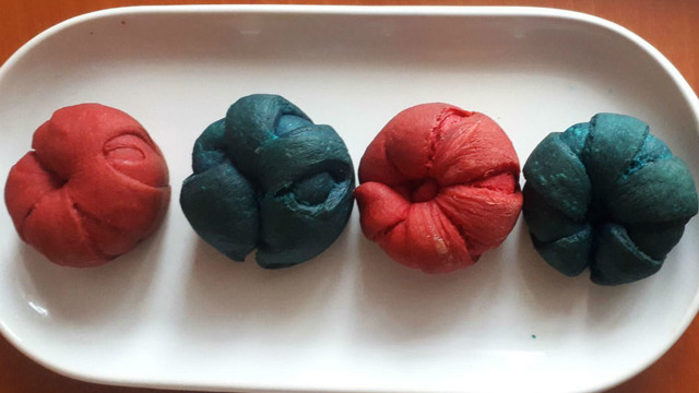 Renk Geldi: Muffin Kalıbında Renkli Poğaça