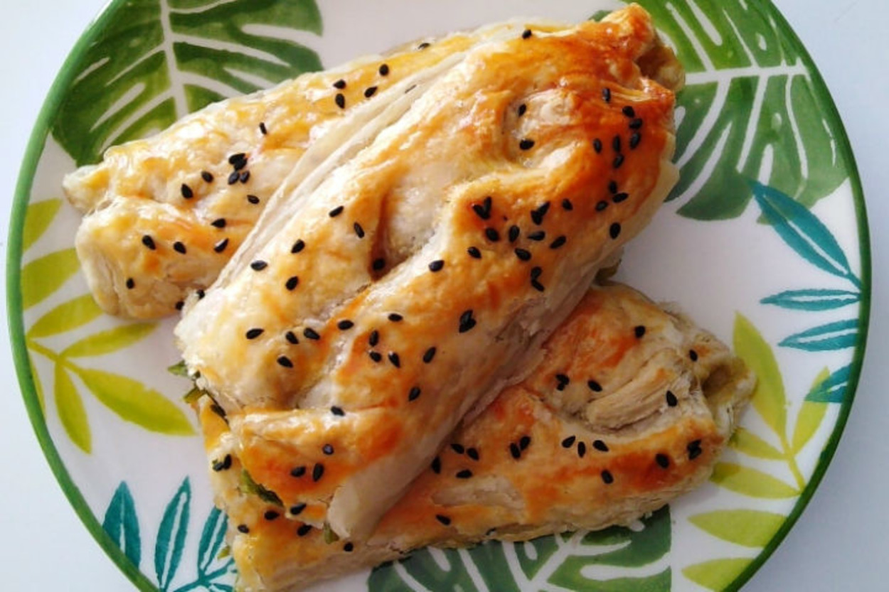 Çay Onu Arıyor: Kuru Domatesli Ispanaklı Milföy Börek