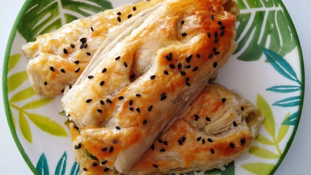 Çay Onu Arıyor: Kuru Domatesli Ispanaklı Milföy Börek