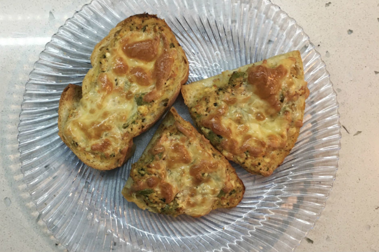 Az Malzemeli Kahvaltılık: Peynirli Ekmek Dilimleri