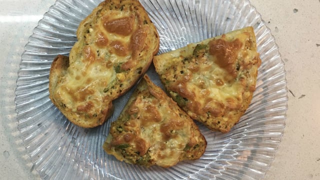 Az Malzemeli Kahvaltılık: Peynirli Ekmek Dilimleri