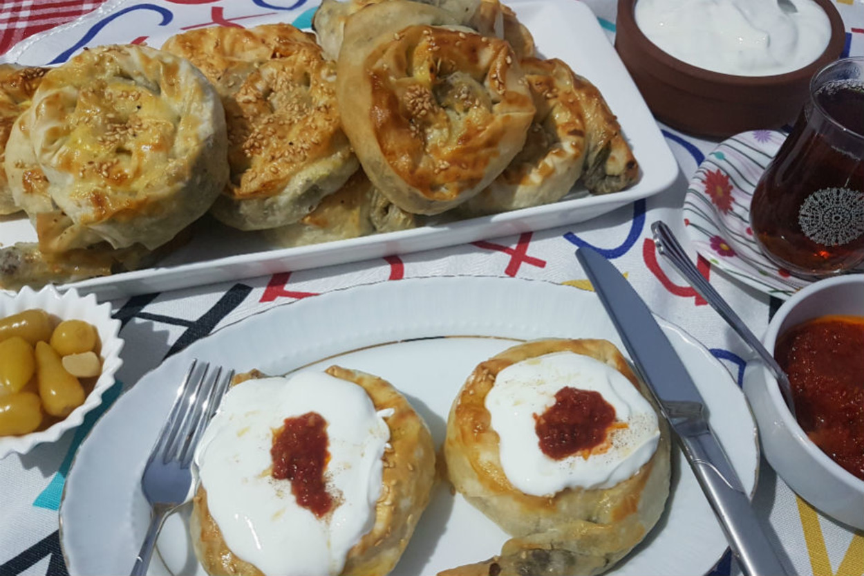 Hazır Yufkadan: Patatesli Kıymalı Gül Böreği