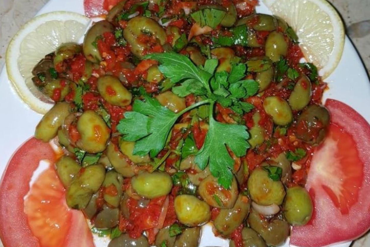 Kahvaltılıkların En Hafifi: Yeşil Zeytin Salatası