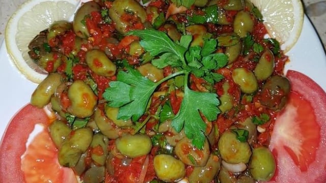 Kahvaltılıkların En Hafifi: Yeşil Zeytin Salatası