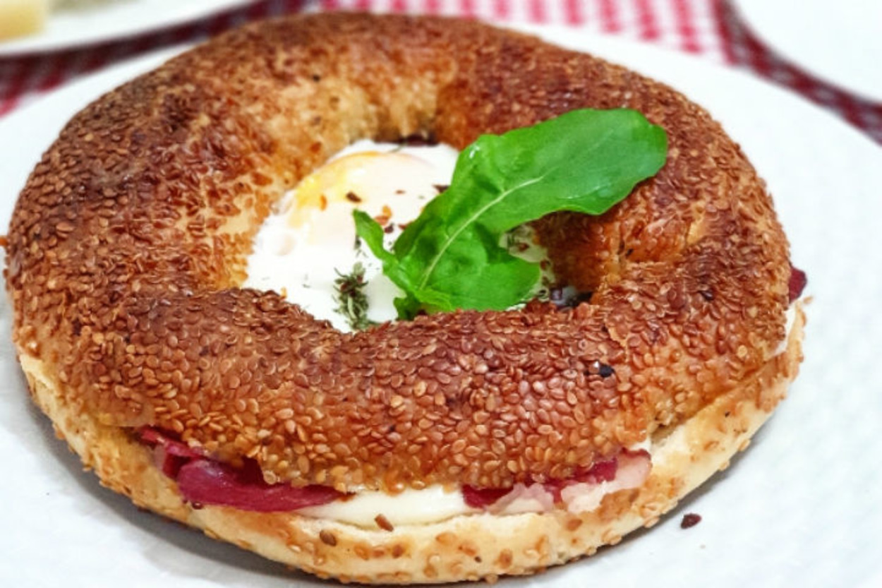 Lezzet Şovu: Pastırmalı Simitte Yumurta