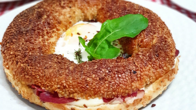 Lezzet Şovu: Pastırmalı Simitte Yumurta