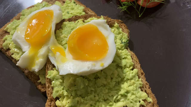 İkisi Birlikte: Avokadolu Yumurtalı Ekmek