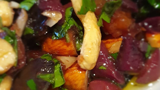 Tatlı ve Ekşi Uyumu: Kuru Yemişli Zeytin Salatası