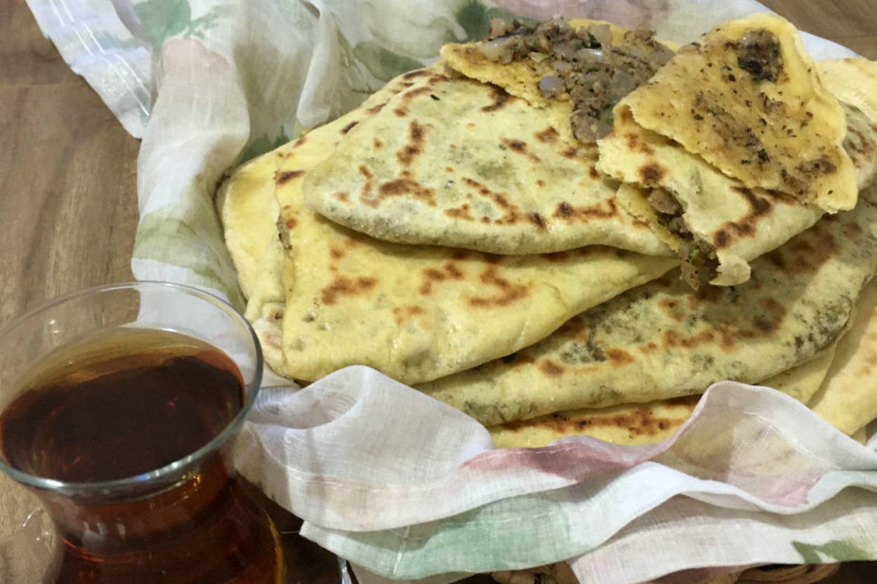 Çayın Tadı Onla Çıkar: Cevizli Katmer Börek