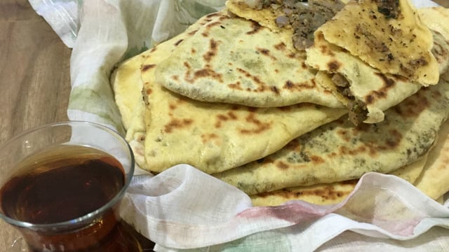 Çayın Tadı Onla Çıkar: Cevizli Katmer Börek