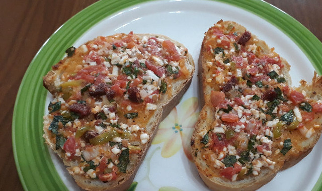 Değerlendirmeli: Bayat Ekmek Pizzası