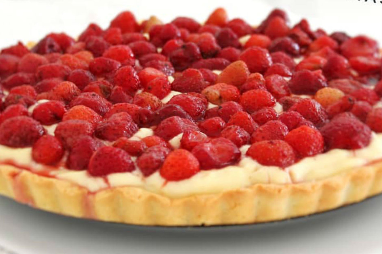 Tablo Gibi: Çilekli ve Kremalı Tart