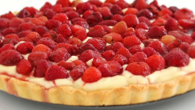 Tablo Gibi: Çilekli ve Kremalı Tart