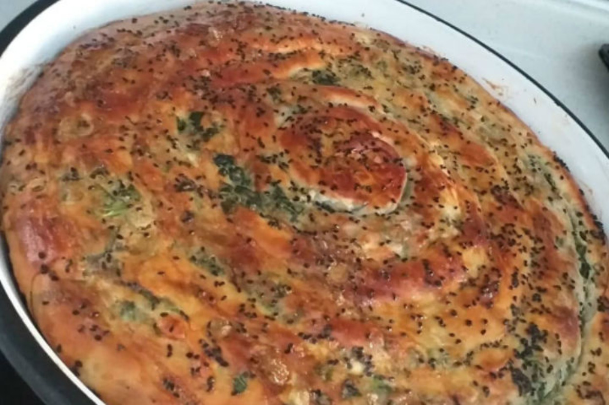 Çok Lezzetli: El Açması Ispanaklı Börek