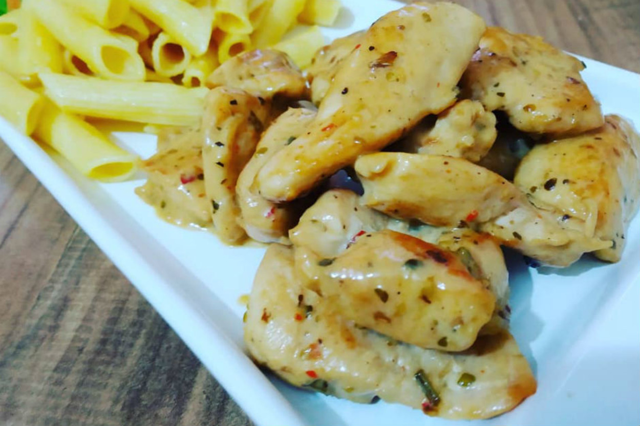 Nefis Menü: Kekikli Tavuk ve Zerdeçallı Makarna