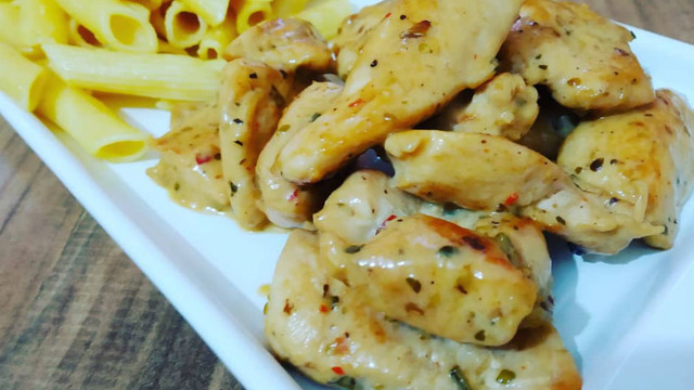 Nefis Menü: Kekikli Tavuk ve Zerdeçallı Makarna