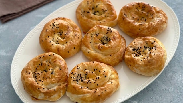 İçi Yumuşacık: Peynirli Gül Böreği