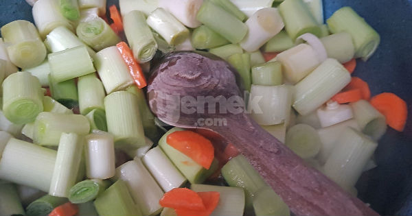 terbiyeli-pirasa-yemegi2