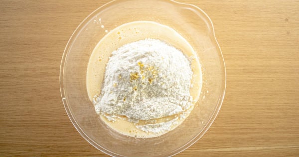 limonlu-cevizli-kek-yapim-2