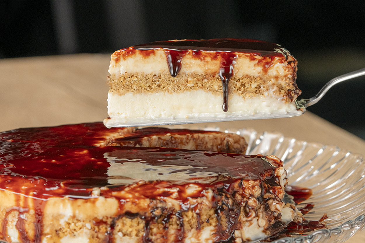 Cheesecake Tadında: Karadut Özlü Bisküvili Pasta