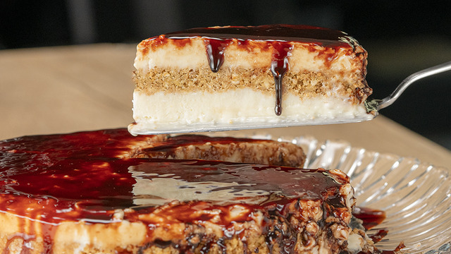 Cheesecake Tadında: Karadut Özlü Bisküvili Pasta