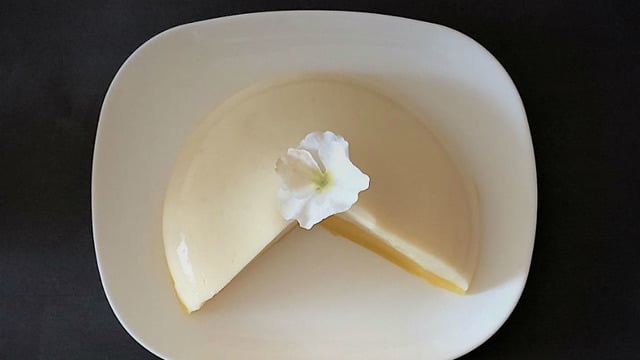 Sürprizlerle Dolu: Deve Kuşu Yumurtası Tatlısı