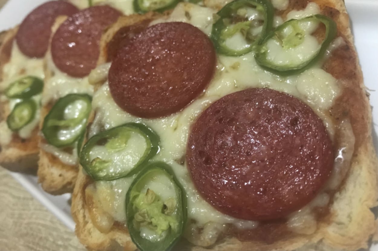 Çok Kolay: Tost Ekmeğinde Pratik Pizza