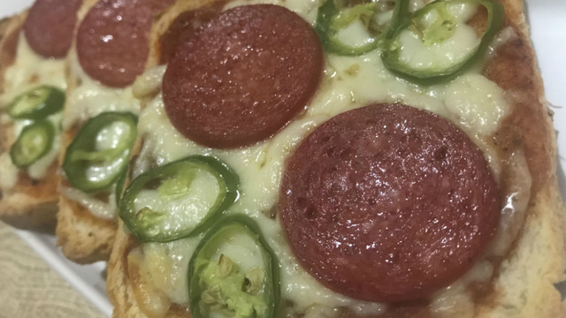 Çok Kolay: Tost Ekmeğinde Pratik Pizza