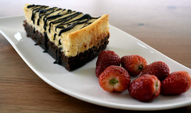 İkisi Bir Arada: Brownie Cheesecake