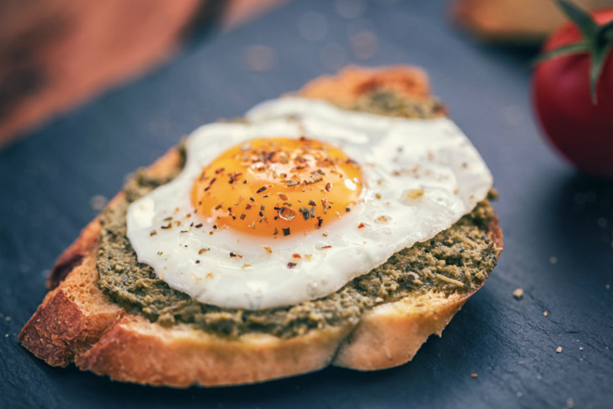 Pratik ve Lezzetli: Yumurtalı Pesto Soslu Ekmek Dilimleri