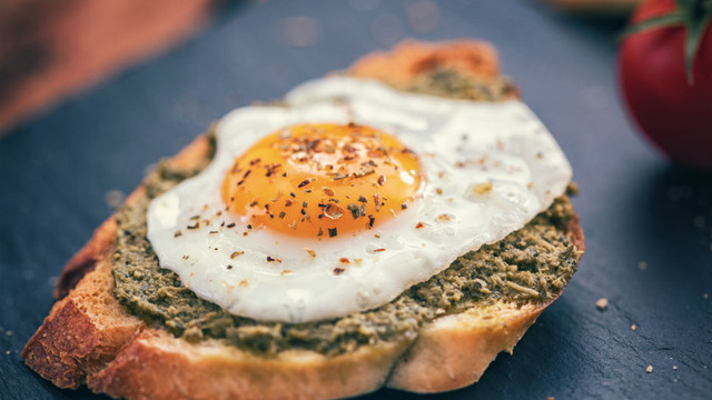 Pratik ve Lezzetli: Yumurtalı Pesto Soslu Ekmek Dilimleri