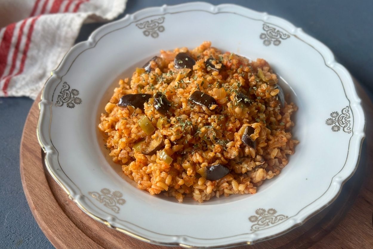 Tane Tane Dökülür: Patlıcanlı Bulgur Pilavı