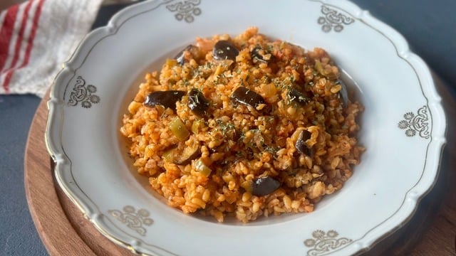 Tane Tane Dökülür: Patlıcanlı Bulgur Pilavı