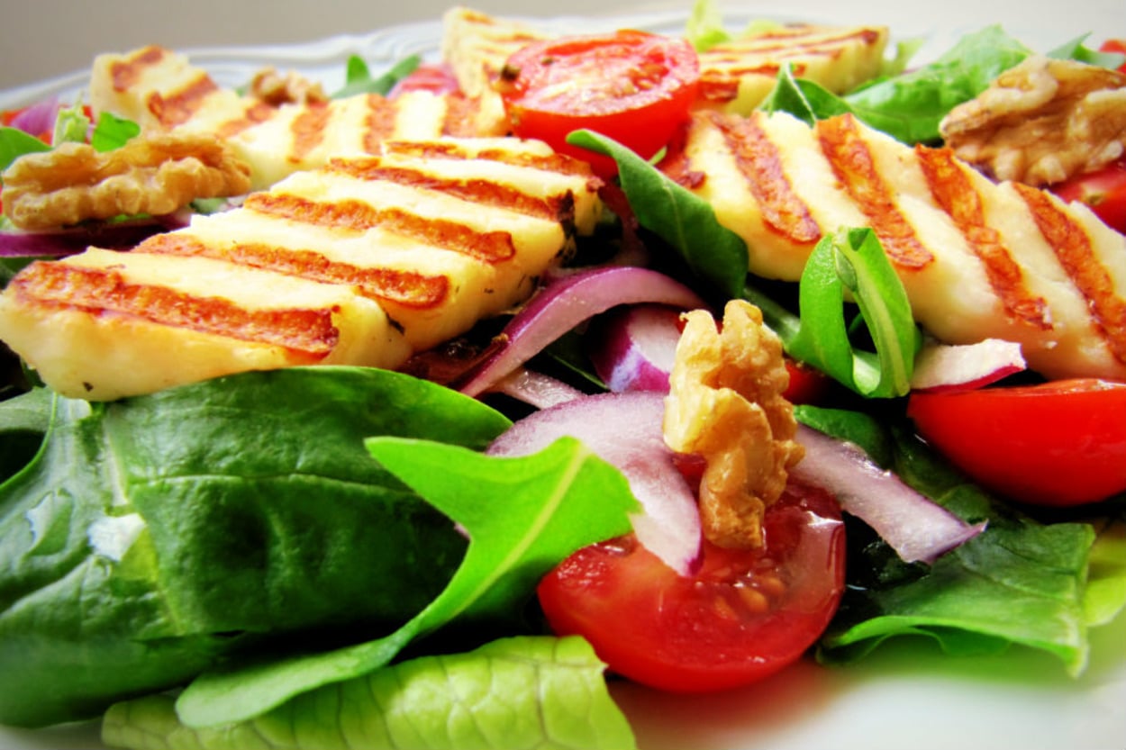 Rengarenk Yaz Ferahlığı: Hellimli Ispanak Salatası
