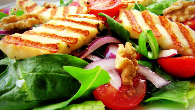 Rengarenk Yaz Ferahlığı: Hellimli Ispanak Salatası