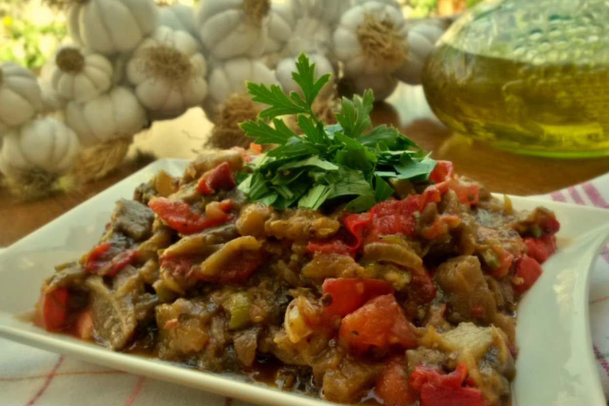 Başrolde Patlıcan Var: Kavrulmuş Köz Patlıcan Salatası