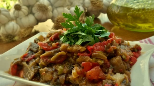 Başrolde Patlıcan Var: Kavrulmuş Köz Patlıcan Salatası