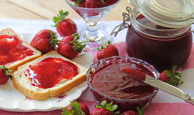 Kızarmış Ekmek Dostu: Çilek Marmelatı