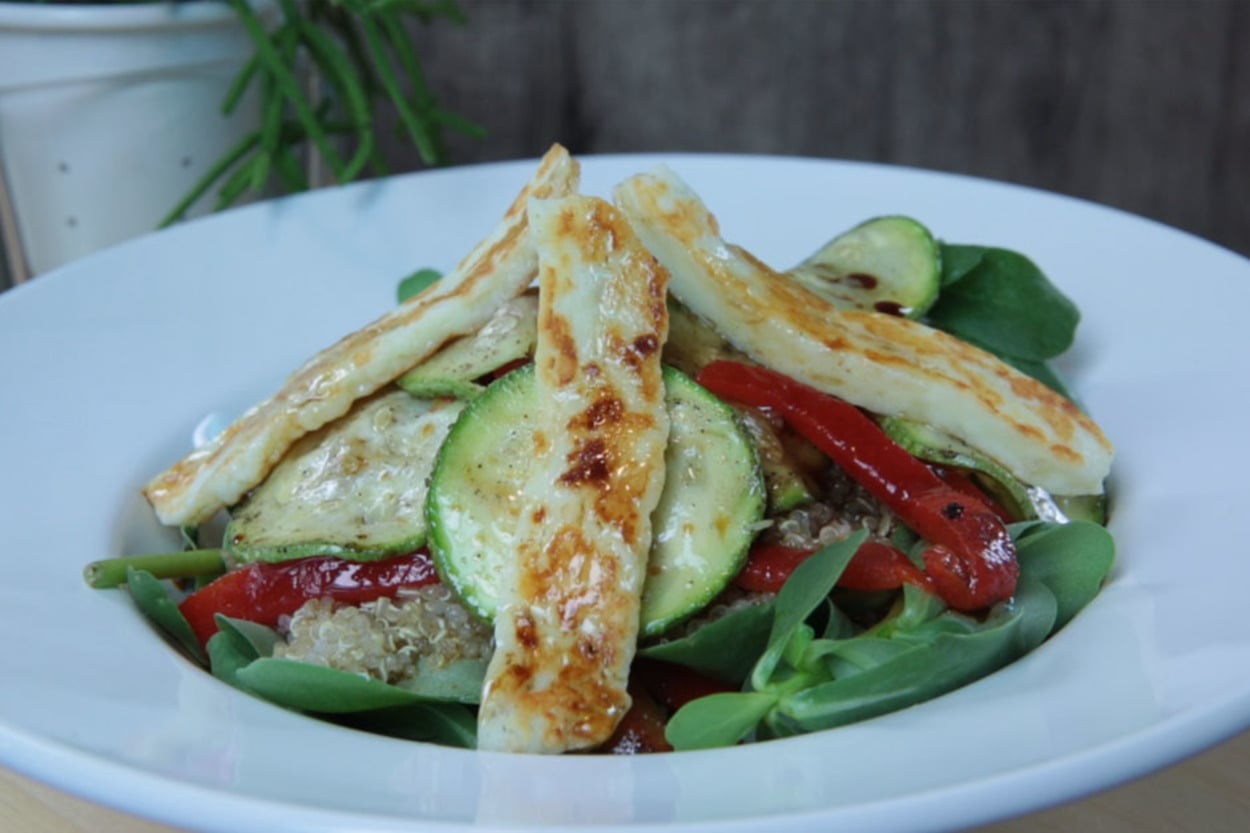 Lezzetli Hafif: Kinoalı Hellimli Salata