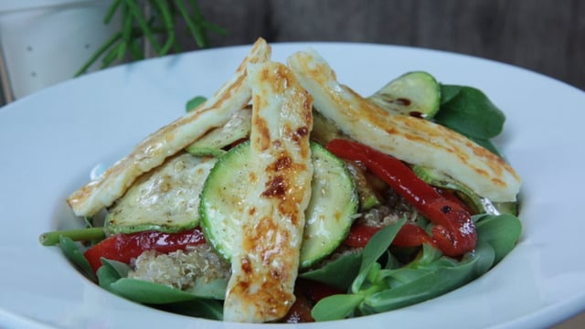 Lezzetli Hafif: Kinoalı Hellimli Salata