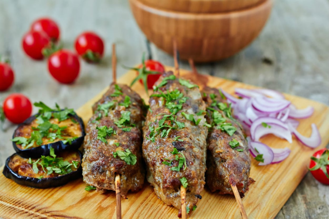 Evinizi Bir Anda Şehrin En Gösterişli Kebap Salonuna Çevirecek 16 Enfes Tarif