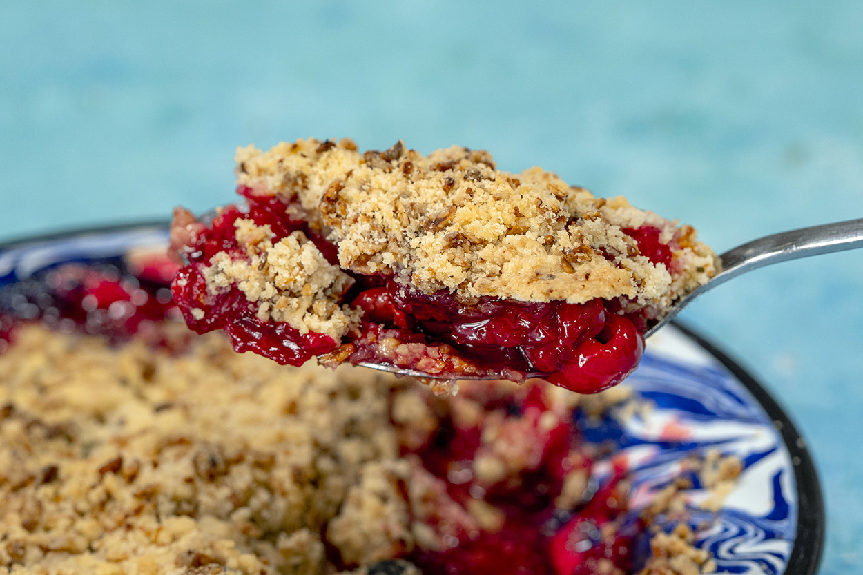 Kırıntı Bırakmazsın: Vişneli Crumble