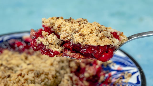 Kırıntı Bırakmazsın: Vişneli Crumble