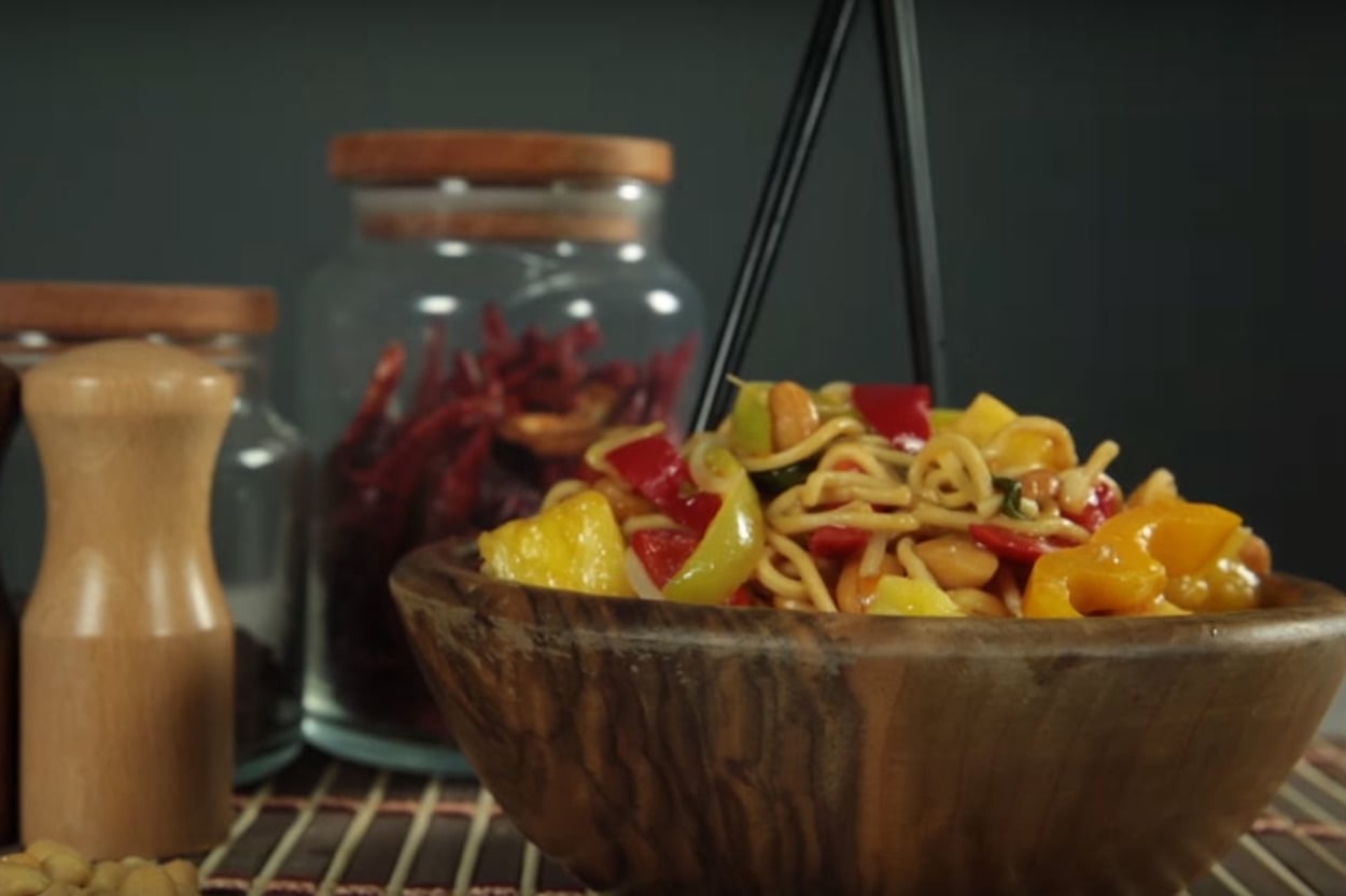 Dil Isırtır: Yer Fıstıklı Ananaslı Noodle