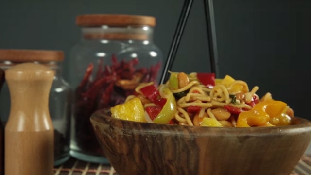 Dil Isırtır: Yer Fıstıklı Ananaslı Noodle