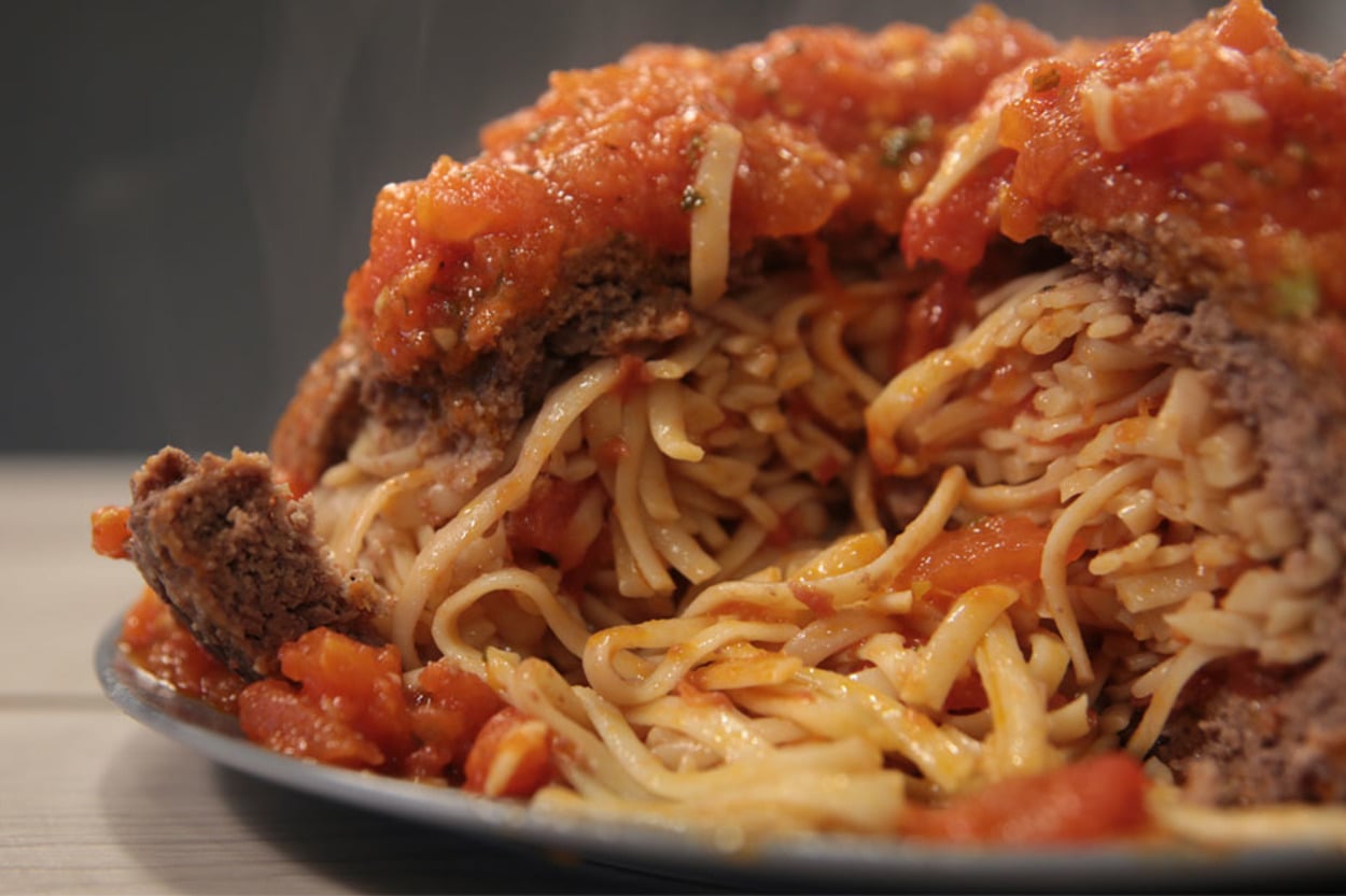 Abartmayı Sevenlere: Makarnalı Dev Köfte